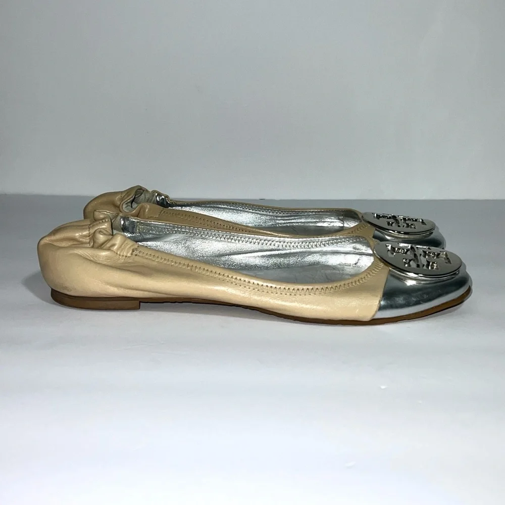 Tory Burch Serena Sz 9 Two Toned Silver Metallic Cap Toe Beige Reva‎ Flats